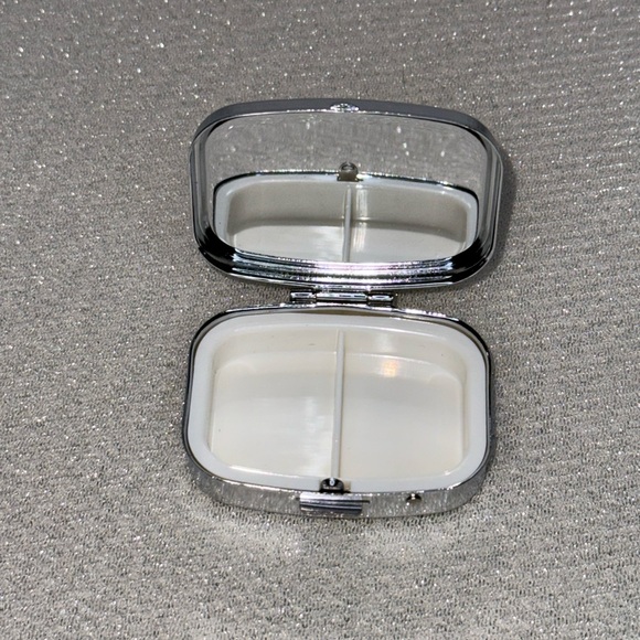 Butterfly Travel NWT Small Pill Box with Mirror - Picture 3 of 5